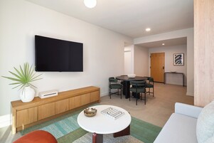 Kablolu TV kanalları bulunan 65 inç düz ekran televizyon 