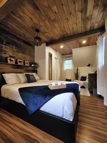 Waterfront cottage with spa, close to many activities