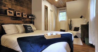 Waterfront cottage with spa, close to many activities