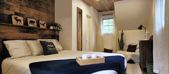 Waterfront cottage with spa, close to many activities