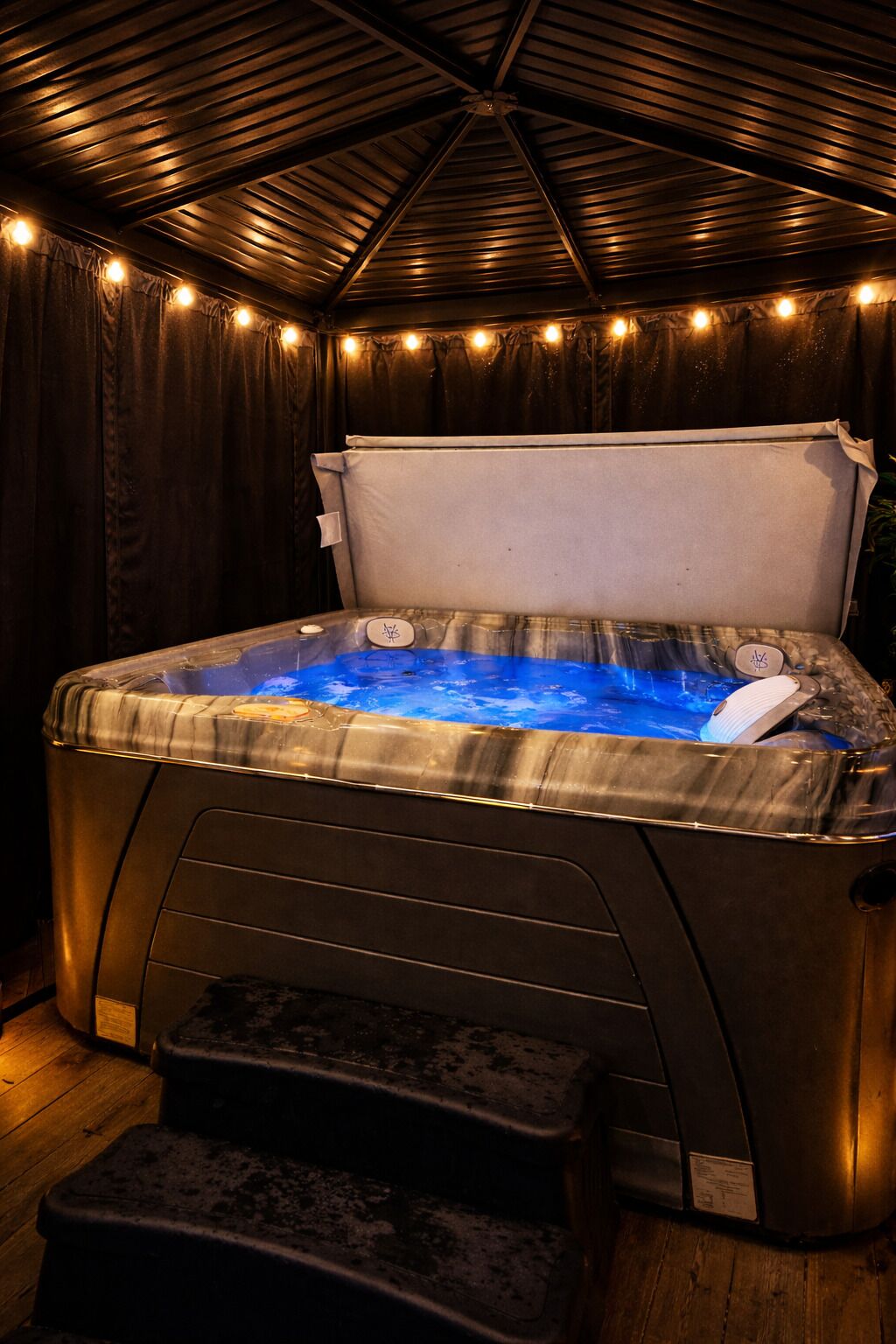 Indoor spa tub