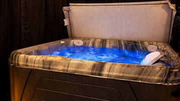 Indoor spa tub