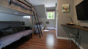 2 bedrooms, desk, iron/ironing board, WiFi (free)