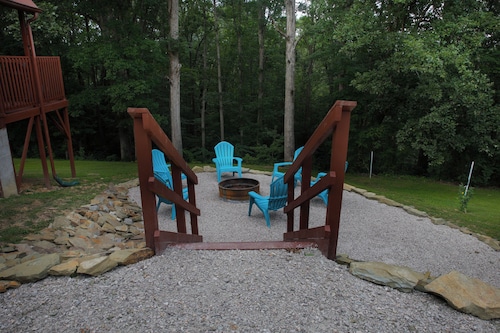 Quiet relaxing Cabin in Wellington backed up to Daniel Boone National Forest. 