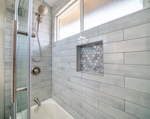 Een douche, een haardroger, handdoeken, zeep