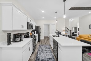 Geladeira, micro-ondas, fogão, cooktop