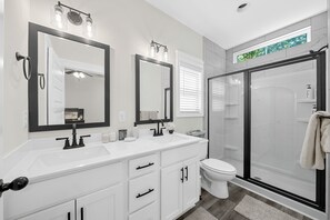 Dusj, hårføner, håndklær og såpe