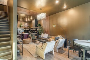 Smart TV, fireplace - Ultimate Luxury Experience! 4BR w/ Beautiful Rooftop Views! Close to Everything! (Nashville)