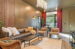 Smart TV, fireplace