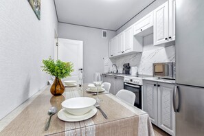 Køleskab, mikrobølgeovn, ovn, kogeplade