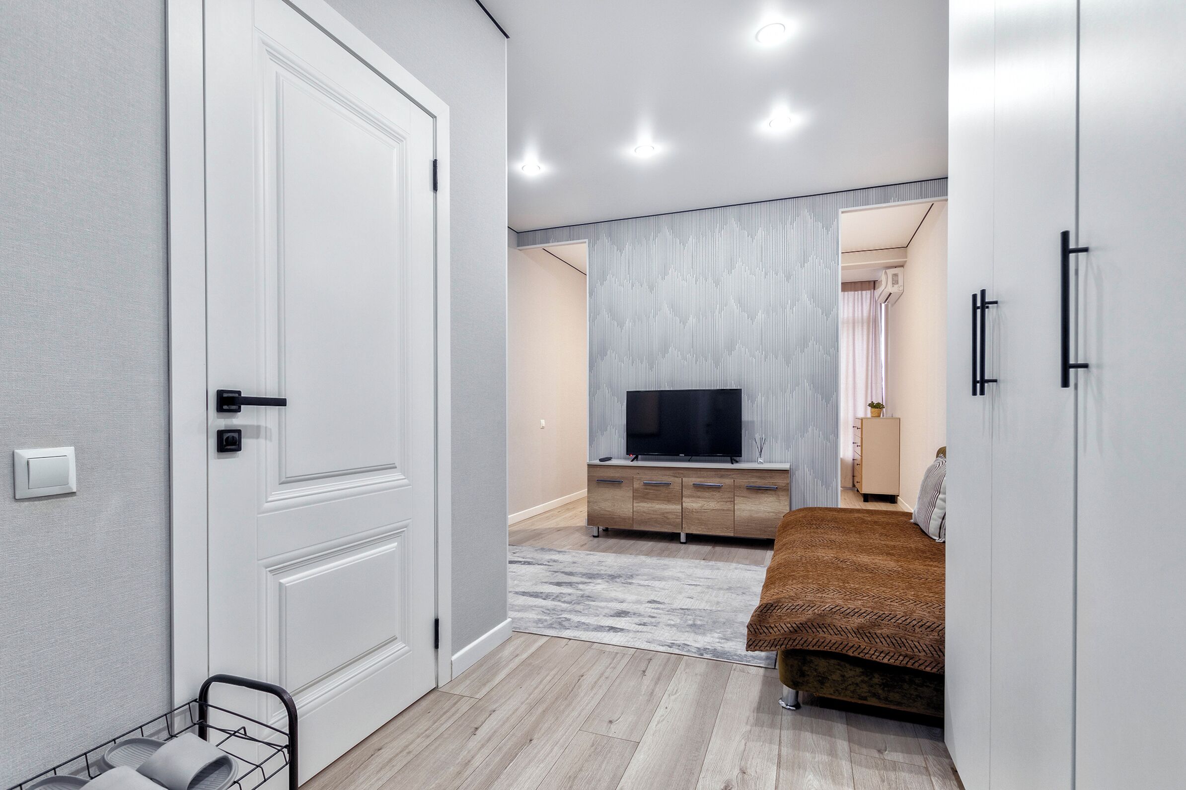 Tabla de planchar con plancha, wifi gratis, ropa de cama