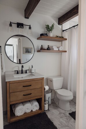 吹风机、毛巾、肥皂、洗发水