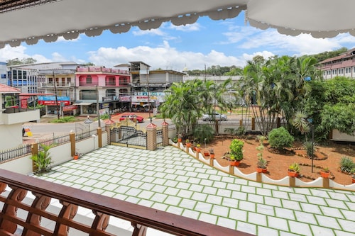 Luxury Oasis 3BR AC Villa- Garden & Balcony Lounge