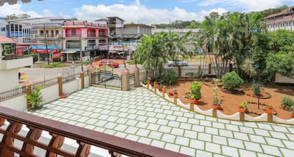 Luxury Oasis 3BR AC Villa- Garden & Balcony Lounge