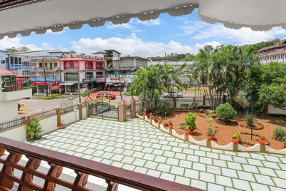 Luxury Oasis 3BR AC Villa- Garden & Balcony Lounge