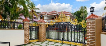 Luxury Oasis 3BR AC Villa- Garden & Balcony Lounge