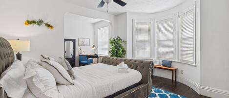 Ropa de cama de alta calidad y escritorio