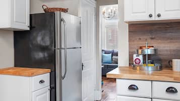 Comfort House, Non Smoking, City View | Private kitchen | Fridge, microwave, oven, stovetop