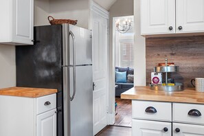 Nhà tiện nghi đơn giản, không hút thuốc, quang cảnh thành phố | Bếp riêng | Tủ lạnh, lò vi sóng, lò nướng, bếp nấu