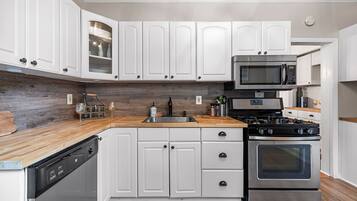 Comfort House, Non Smoking, City View | Private kitchen