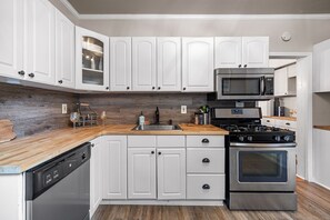 Comfort House, Non Smoking, City View | Private kitchen - 5BR near all the Action (Pittsburgh)