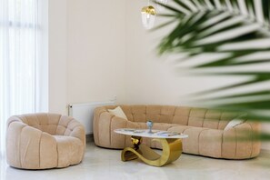 Lobby sitting area - Emerald Borjomi Hotel (Borjomi)