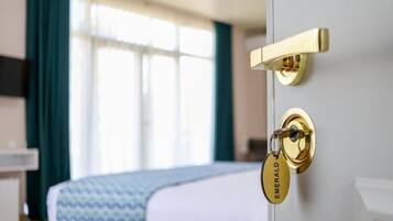 Chambre Deluxe Double ou avec lits jumeaux | Literie de qualité supérieure, matelas mémoire de forme, minibar