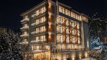 Majoituspaikan julkisivu illalla/yöllä