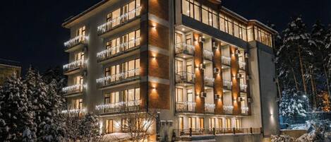 Fassade der Unterkunft – Abend/Nacht