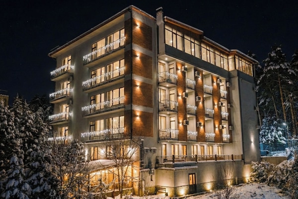 Fachada de la propiedad por la tarde o noche