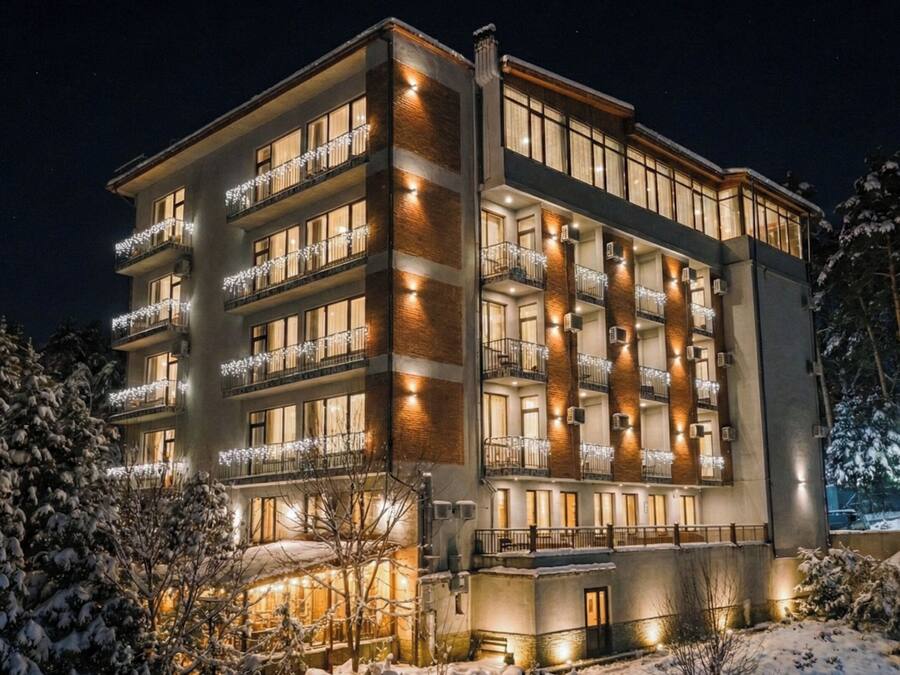 Majoituspaikan julkisivu illalla/yöllä