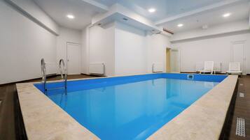 Piscina interna, espreguiçadeiras