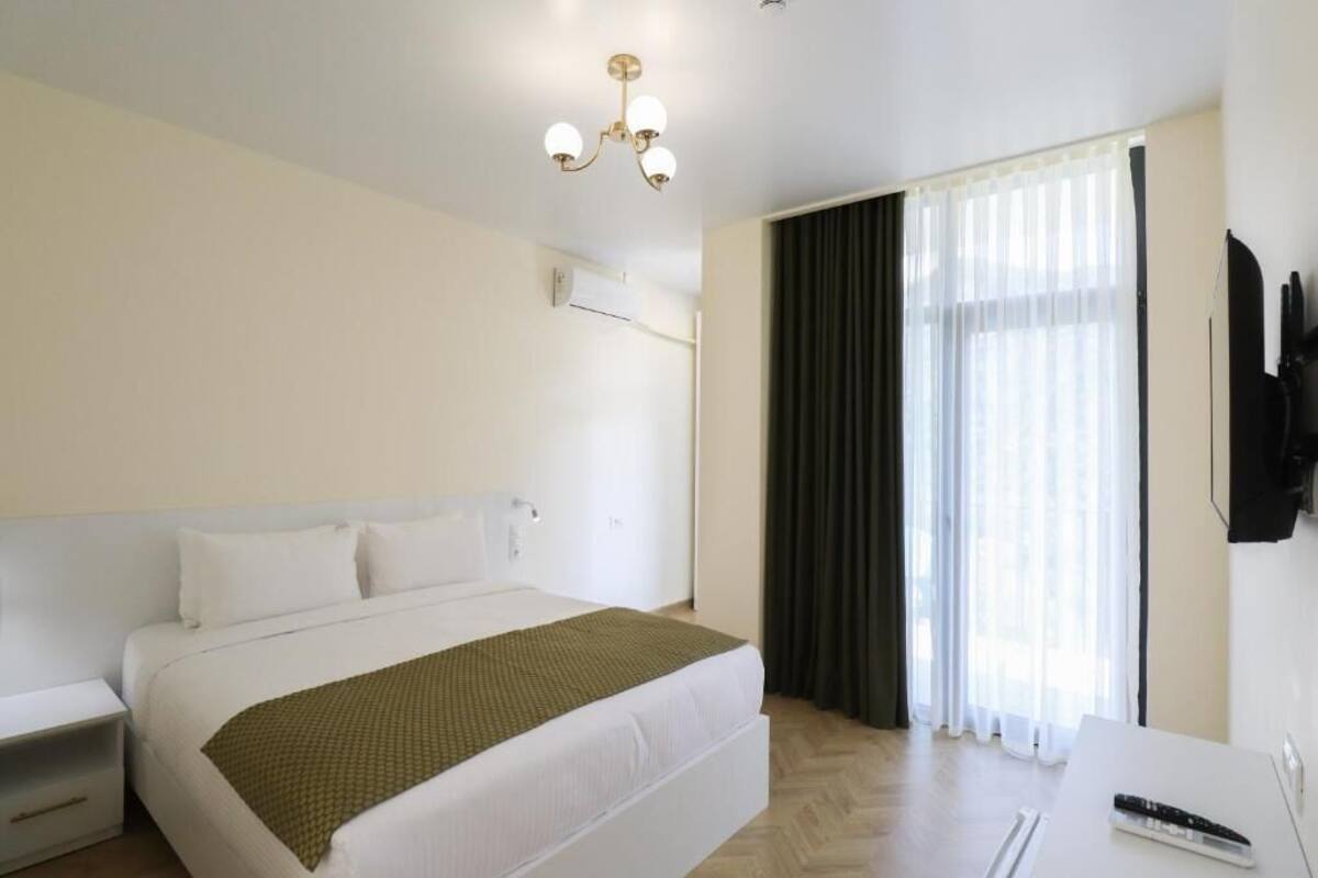 Habitación económica doble, balcón | Ropa de cama de alta calidad, colchones viscoelásticos, minibar