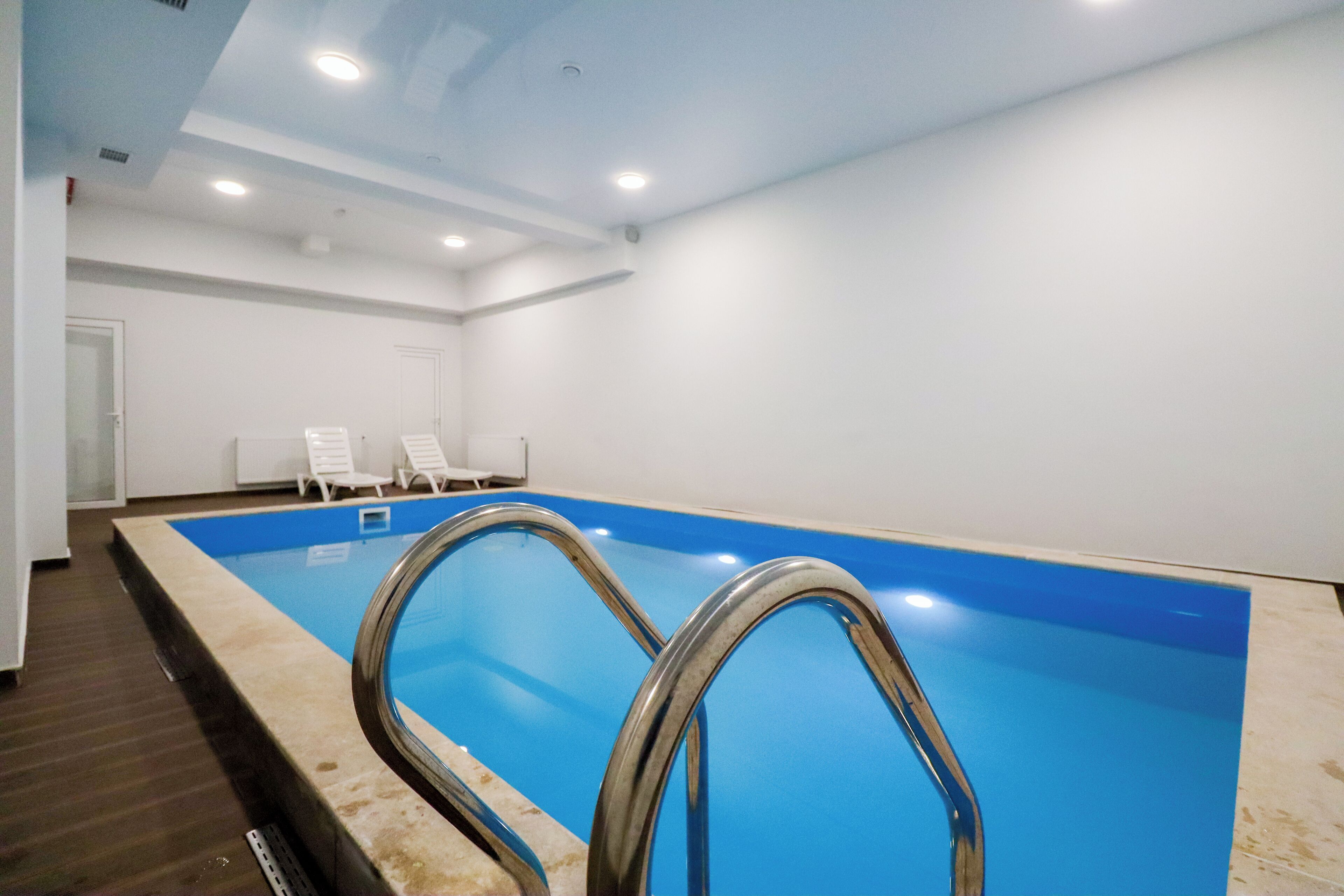 Alberca techada y camastros 