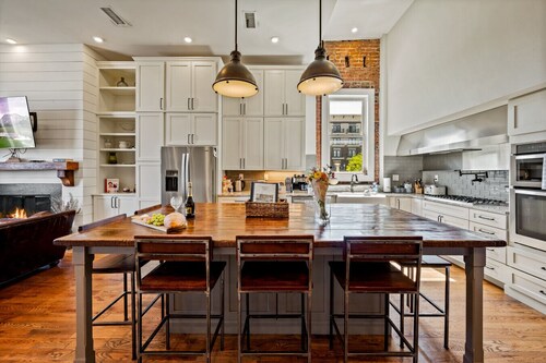 Modern 3BR Condo Walk to Downtown & UT + Parking