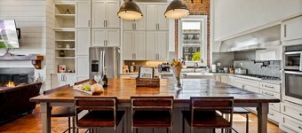 Modern 3BR Condo Walk to Downtown & UT + Parking