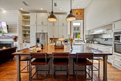 Modern 3BR Condo Walk to Downtown & UT + Parking