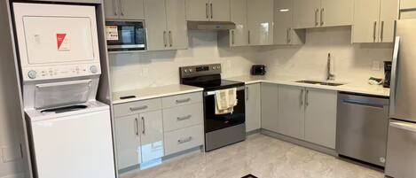 Refrigerador, microondas, horno, placa de cocina