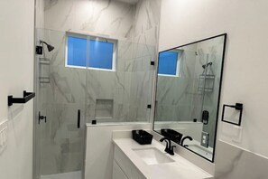 Secador de cabelo, toalhas de banho, sabonete, papel higiênico