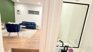 Ein modernes Wohnzimmer mit einem blauen Sofa und einem weißen Couchtisch.