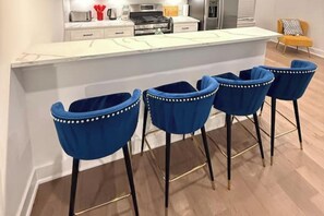Private kitchen - Elegant Minimal 3BR for Families, Nurses, Groups (Houston)