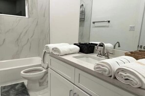ヘアドライヤー、タオル、石鹸、トイレットペーパー