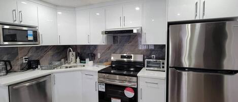 Frigorífico, microondas, horno y placa de cocina