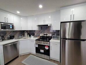 Kjøleskap, mikrobølgeovn, ovn og kokeplater