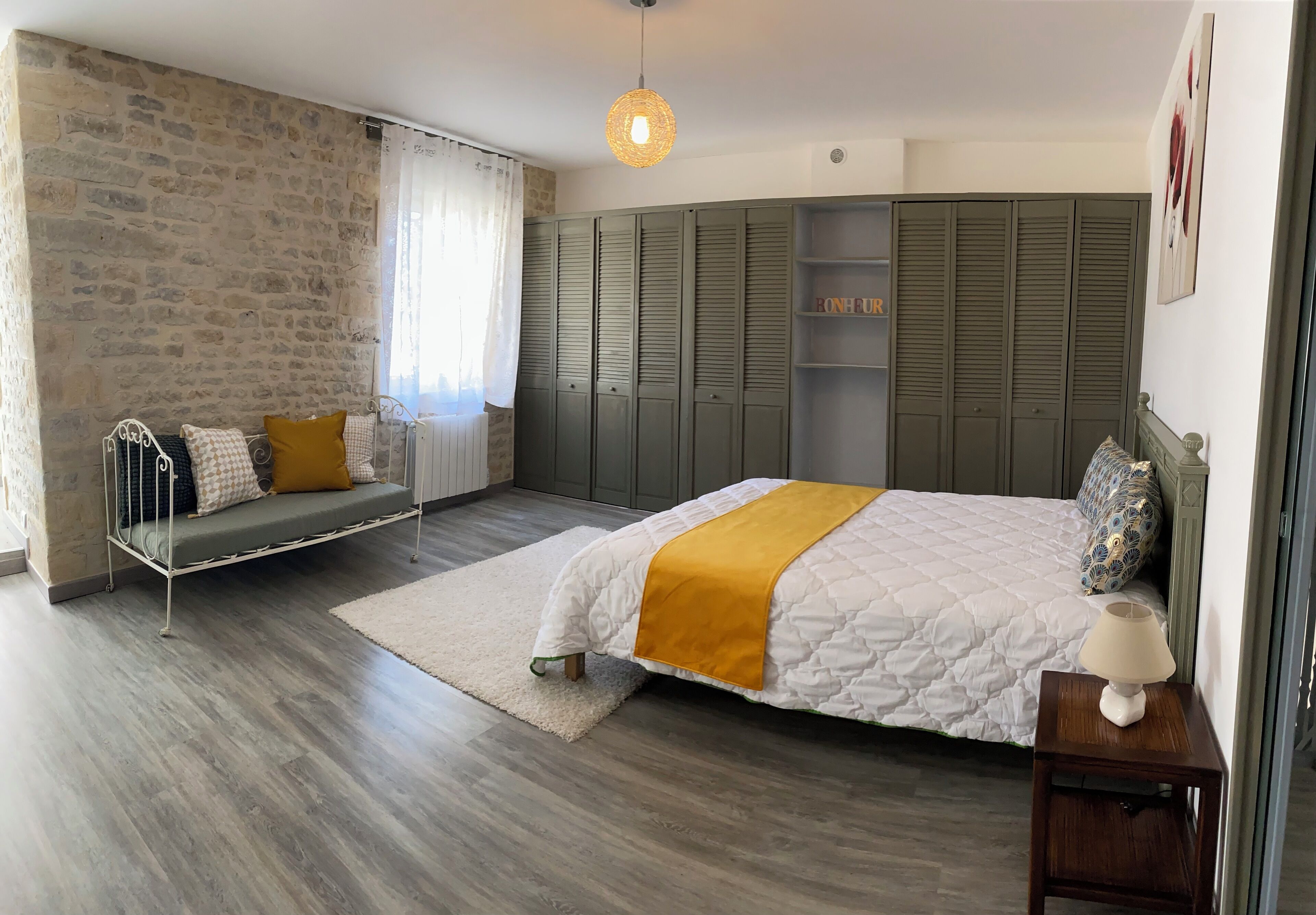 3 bedrooms, iron/ironing board, WiFi, bed sheets