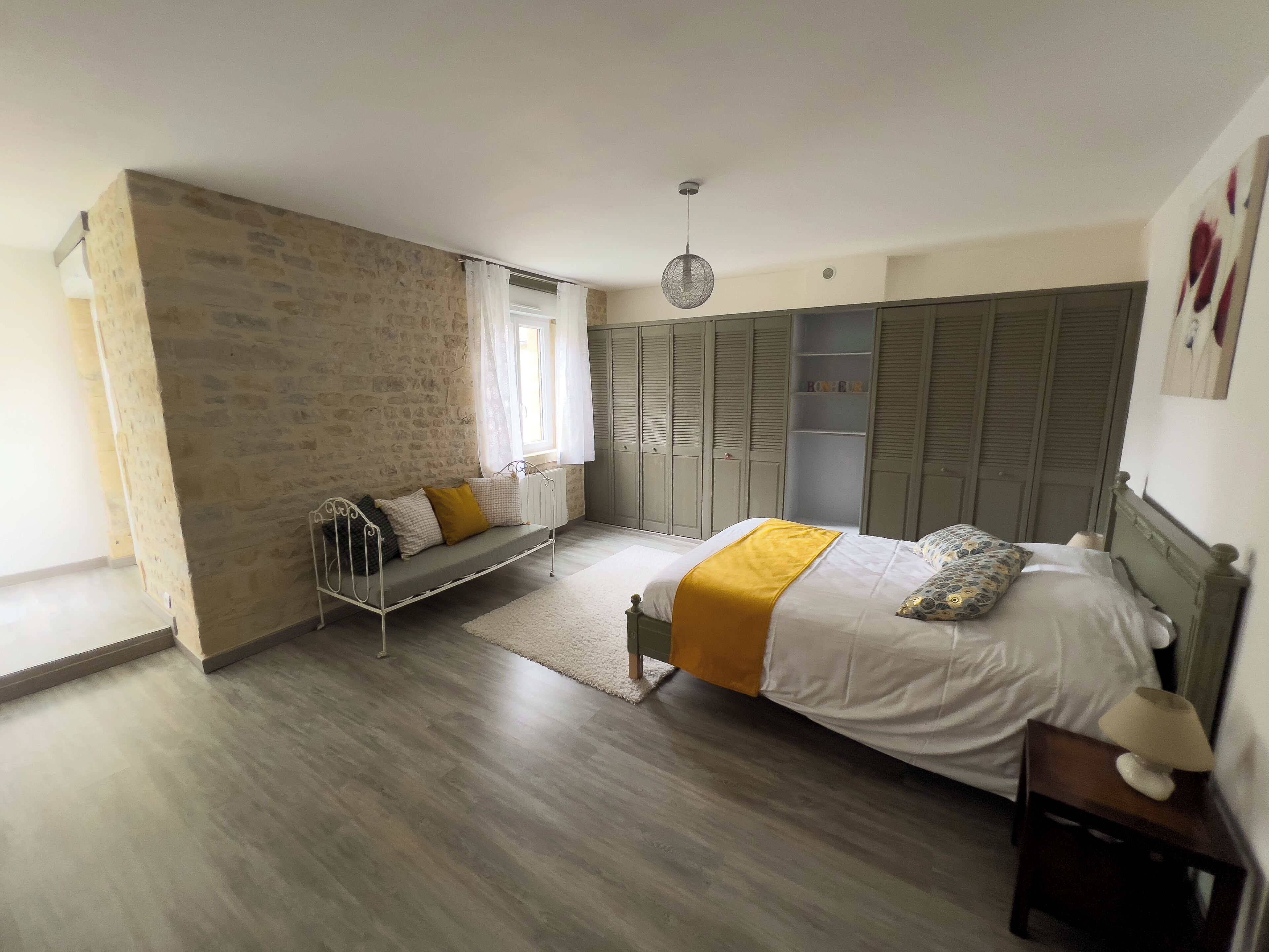 3 chambres, fer et planche à repasser, Wi-Fi, draps fournis