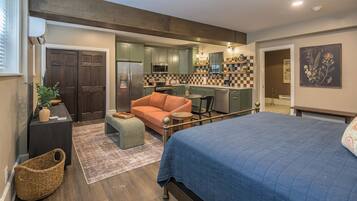 5 quartos, ferros/tábuas de passar roupa, acesso à internet