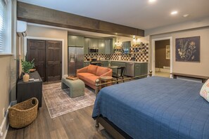 5 quartos, ferros/tábuas de passar roupa, acesso à internet