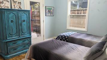 3 bedrooms, iron/ironing board, internet, bed sheets