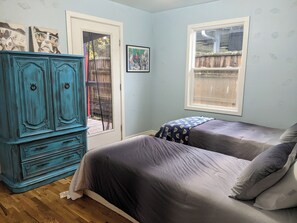 3 عدّة غرف نوم ومكواة/لوح كي وخدمة الإنترنت وملاءات أسرّة